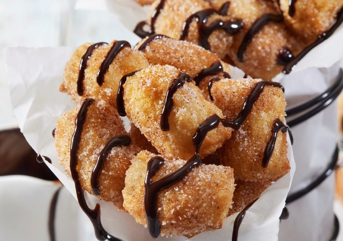 Churro Bites mit Schokoladensauce in einer Tüte