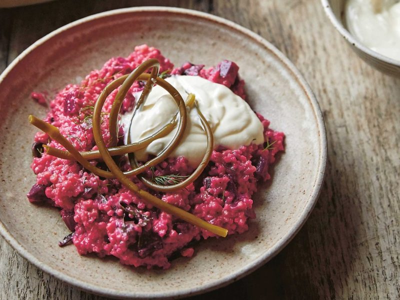 Ein Teller Frühlings-Risotto mit Rote Bete, Schmand und Hirse.