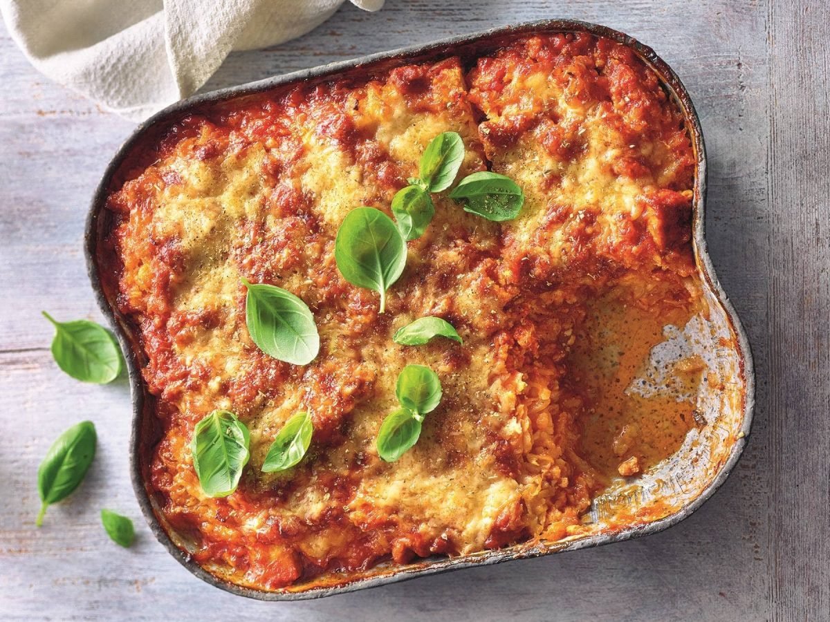 Eine ganze Knollensellerie-Lasagne mit frischem Basilikum aus dem Kochbuch PUR – Gemüse in der Draufsicht.