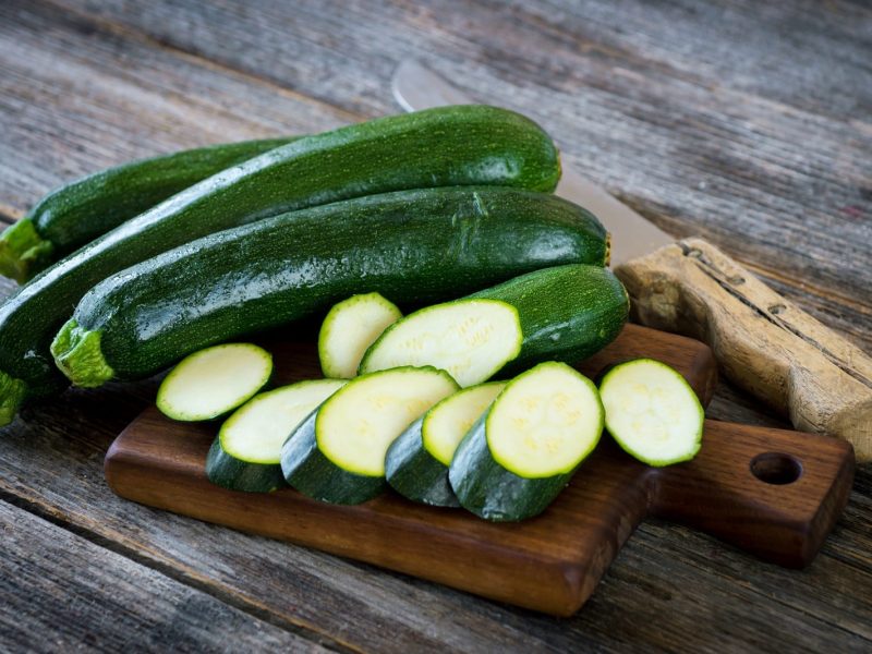 Mehrere Zucchini auf einem Holzbrett