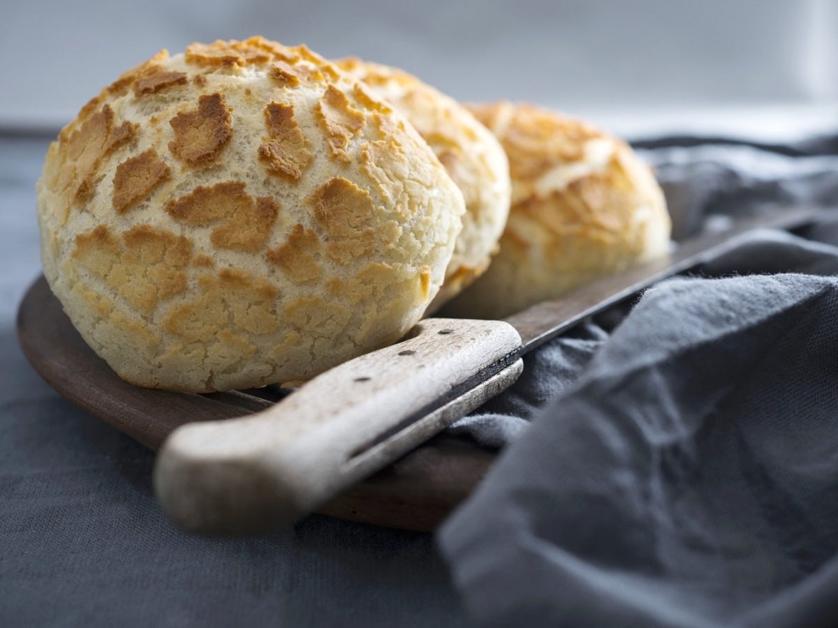 Vegane Tijgerbolletjes mit Messer auf Teller.