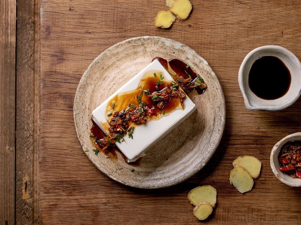 Koreanischer Seidentofu in Sojasauce auf einem Holztisch