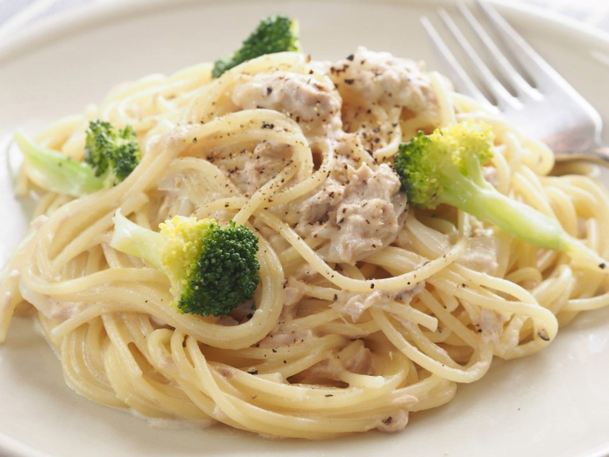 Spaghetti in Thunfischsauce mit Brokkoli auf weißem Teller