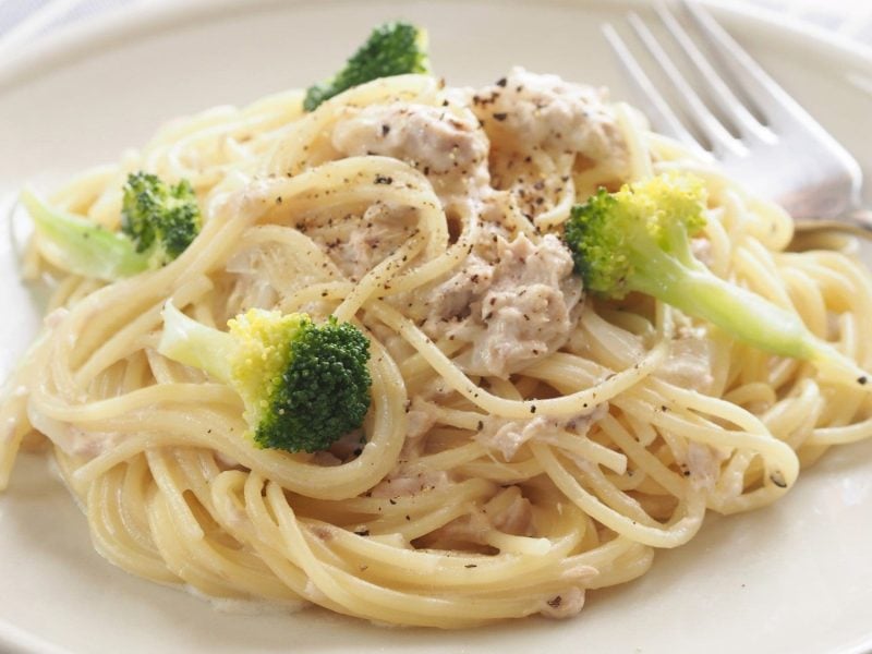 Spaghetti in Thunfischsauce mit Brokkoli auf weißem Teller