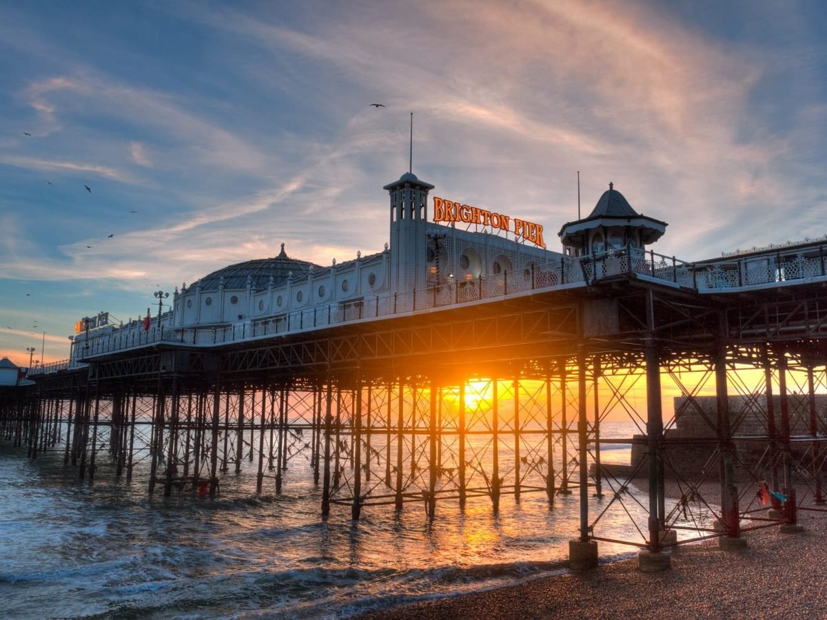 Das Brighton Pier im Sonnenuntergang in der neuen veganen Welthauptstadt Brighton