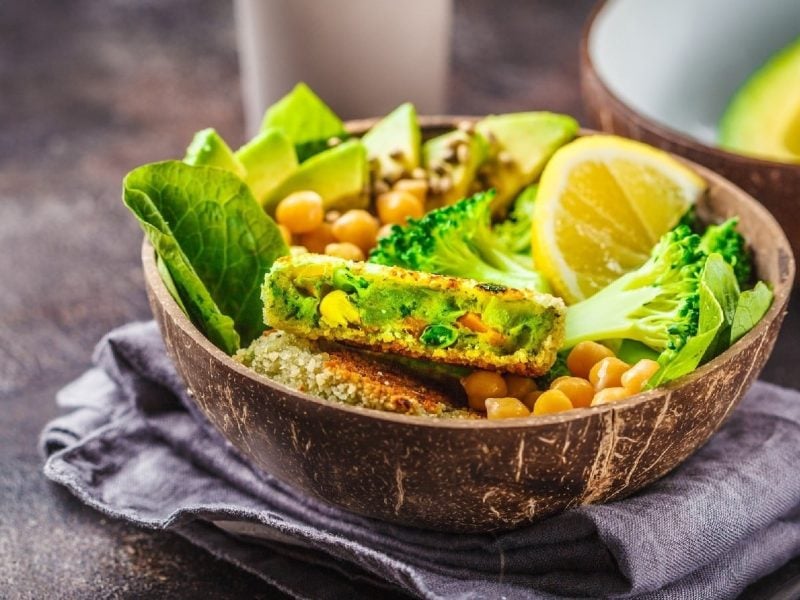 Vegane Gemüse-Pattys mit Salat-Bowl