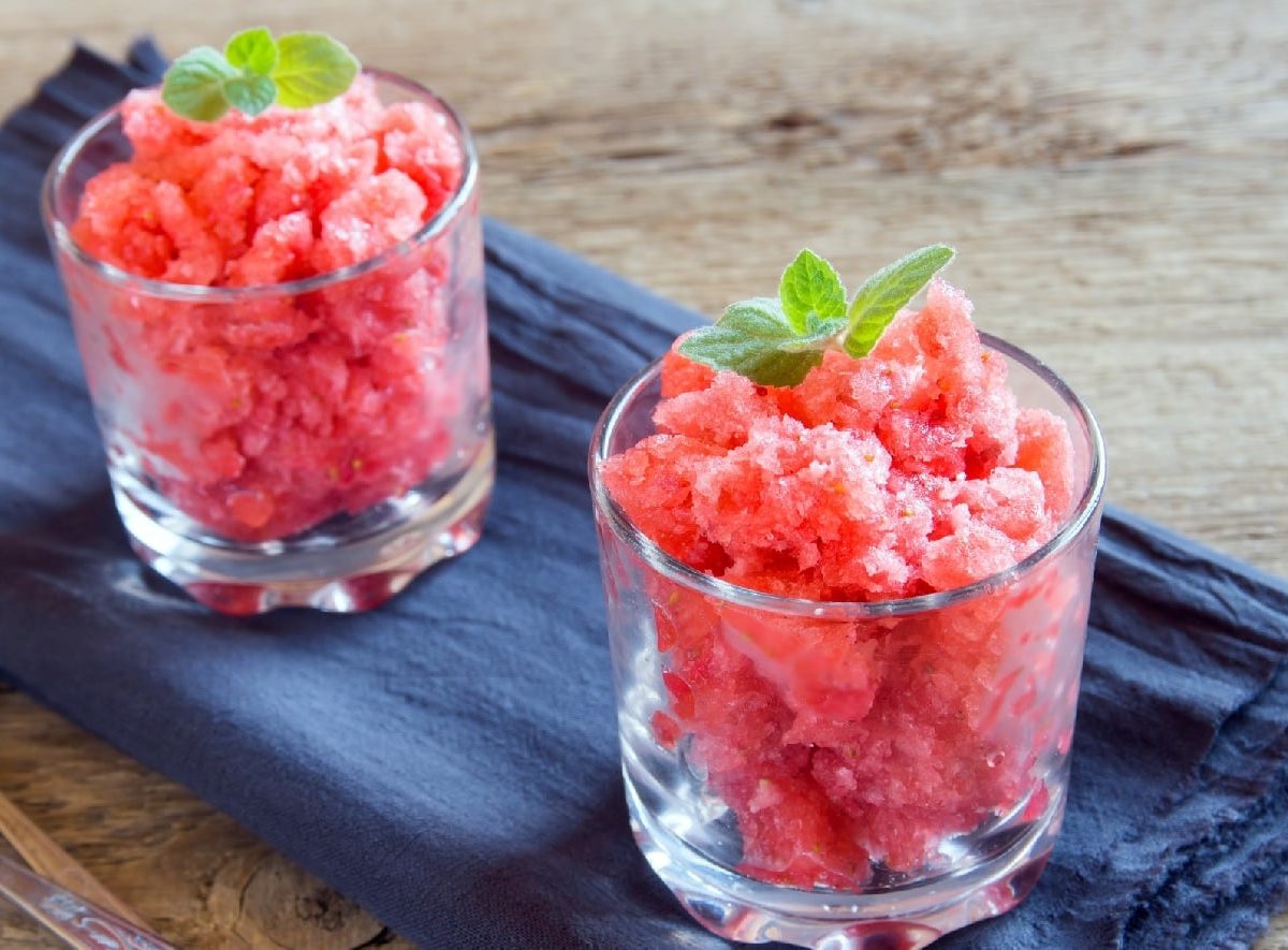 Zwei Gläser Wassermelonen-Granita auf einem blauen Küchentuch