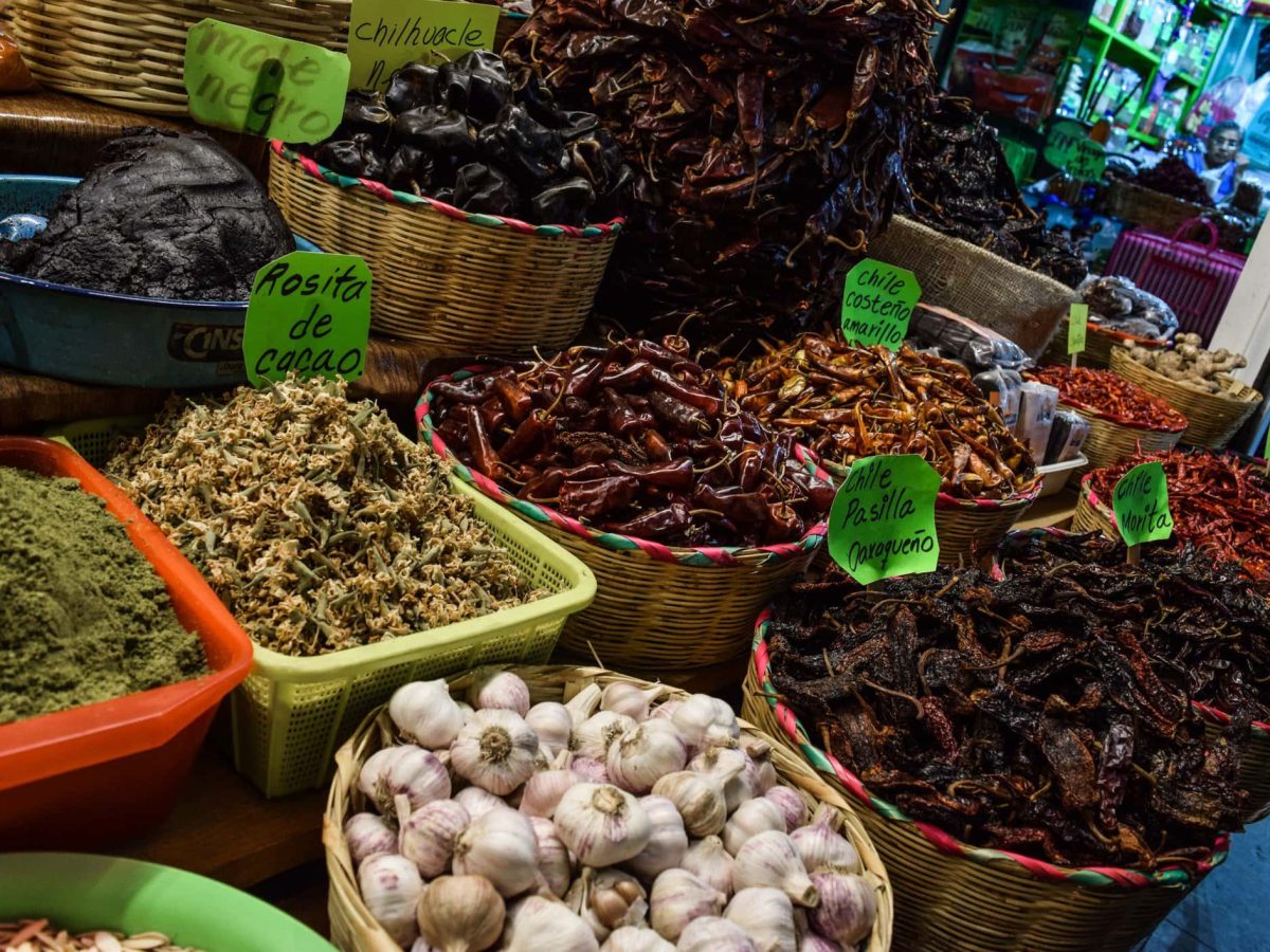 Mexikanische Gewürze in großen Schalen auf einem Markt in Mexico City Frontalansicht.