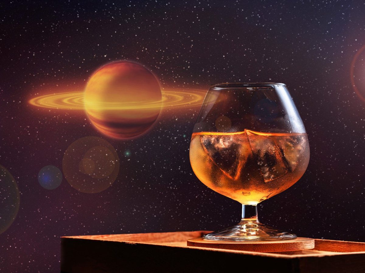 Zum World Whisky Day ein Glas Whisky auf Holzempore vor Weltraum-Hintergrund. Frontalansinst