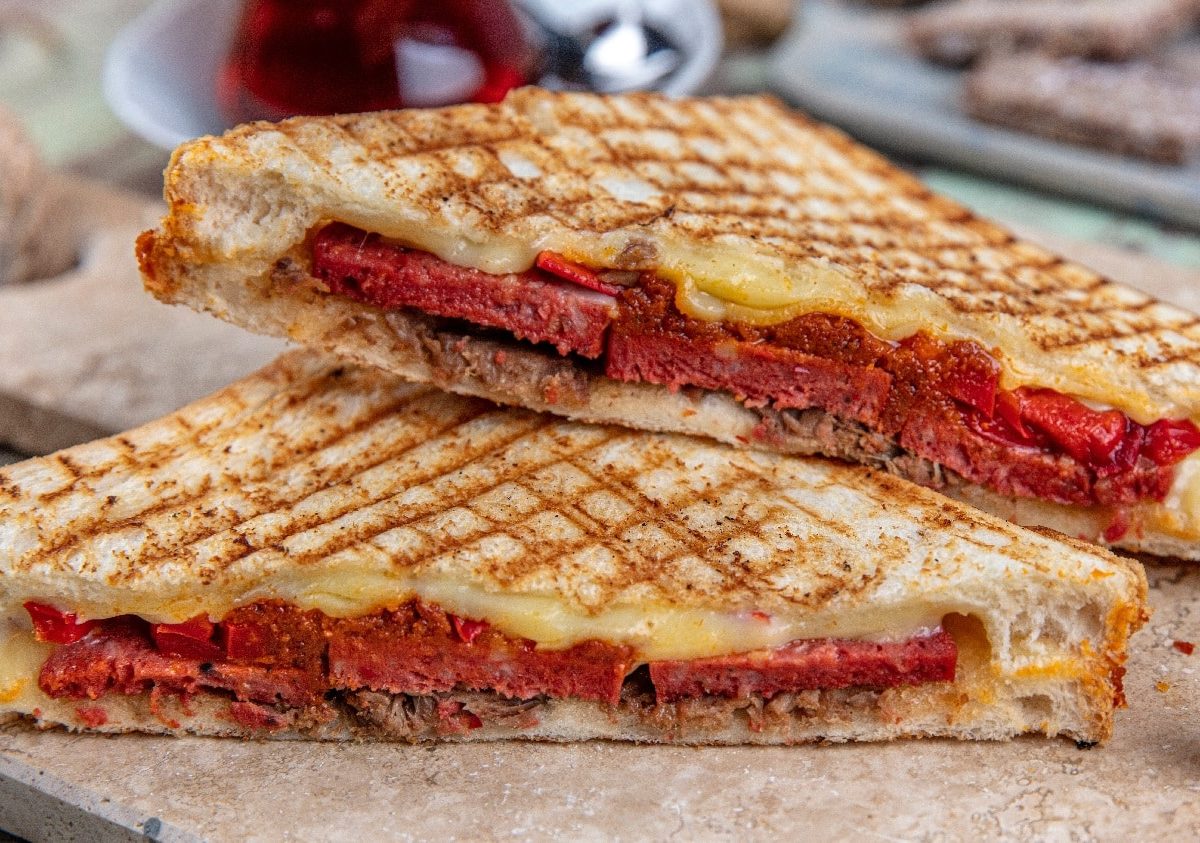 Zwei Scheiben des türkischen Toasts auf einem Holzbrett. und petrolblauem Untergrund.