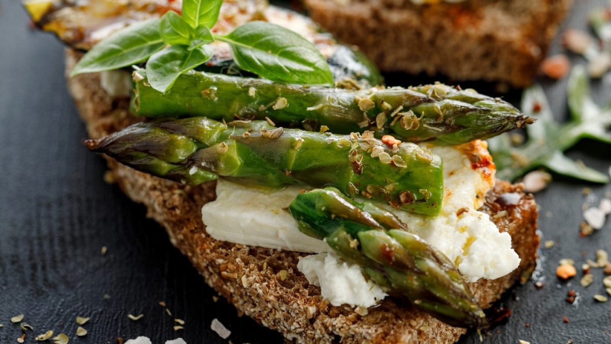 Vegane Spargel-Bruschetta mit Frischkäse, Basilikum und Pfeffer.