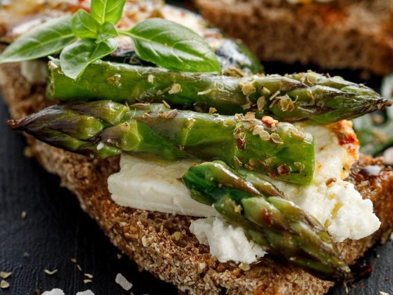 Vegane Spargel-Bruschetta mit Frischkäse, Basilikum und Pfeffer.