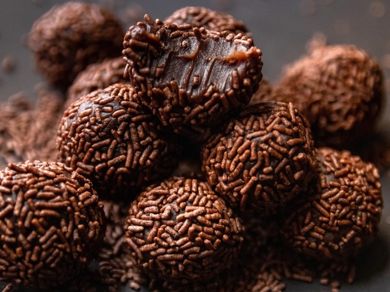 Eine Handvoll Brigadeiro auf dunklem Hintergrund