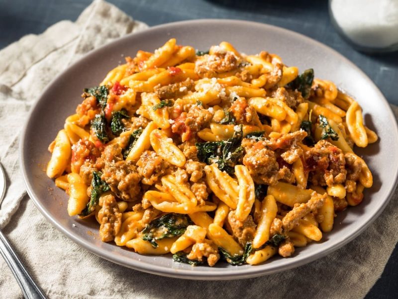 Cavatelli mit Salsiccia, Spinat und Tomaten