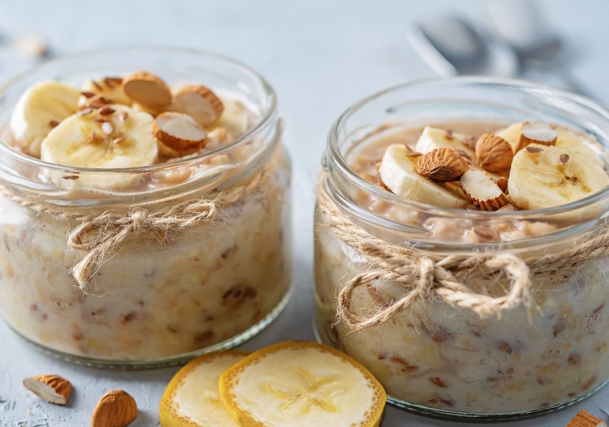 Zwei Flax-Pudding-Gläser mit dem Flax-Pudding auf einem grauen Untergrund.