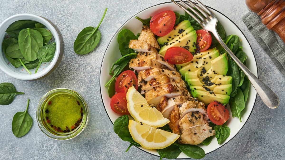 Ein Teller mit Hähnchensalat mit Honig-Zitronen-Dressing und Avocado.