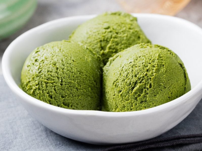 Drei Kugeln Matcha-Kokos-Eis in einer weißen Schüssel