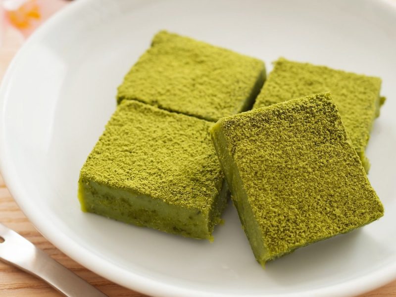 Matcha Nama Schokolade auf einem weißen Teller neben einer Gabel