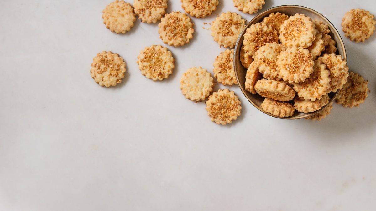 Miso-Butterkekse auf grauem Hintergrund