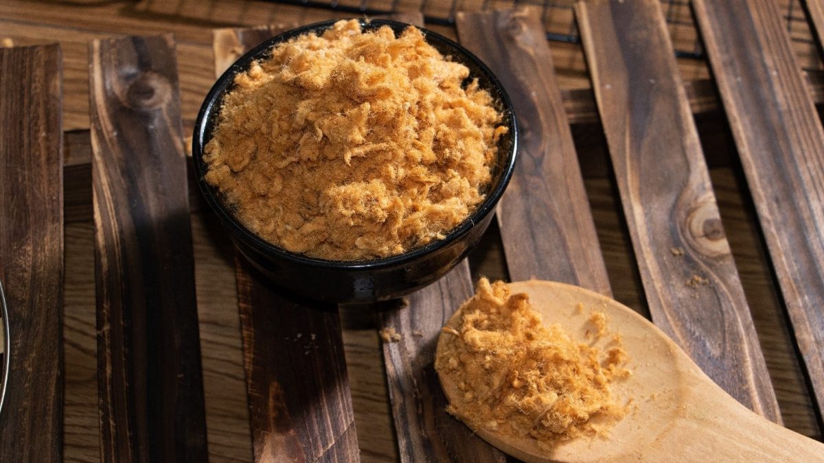 Eine Schale Pork Floss auf einem braunen Holztisch