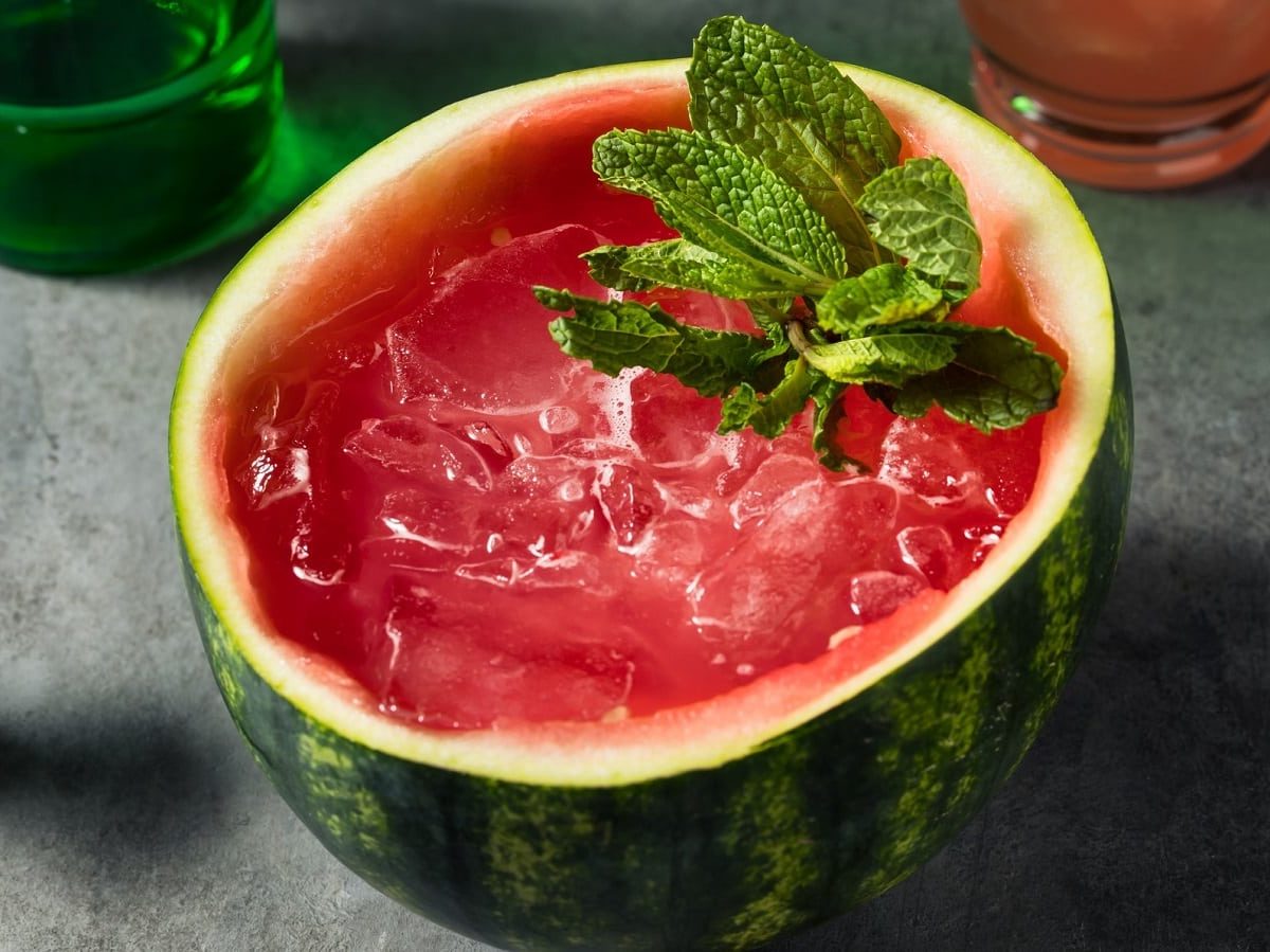 Wassermelonen-Soju-Cocktail in der ganzen Wassermelone