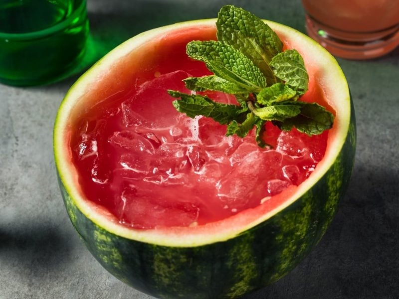 Wassermelonen-Soju-Cocktail in der ganzen Wassermelone