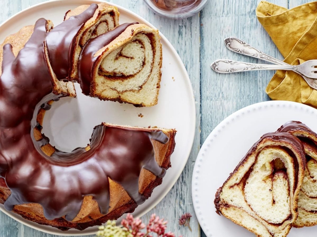 Zimtschnecken-Guglhupf auf