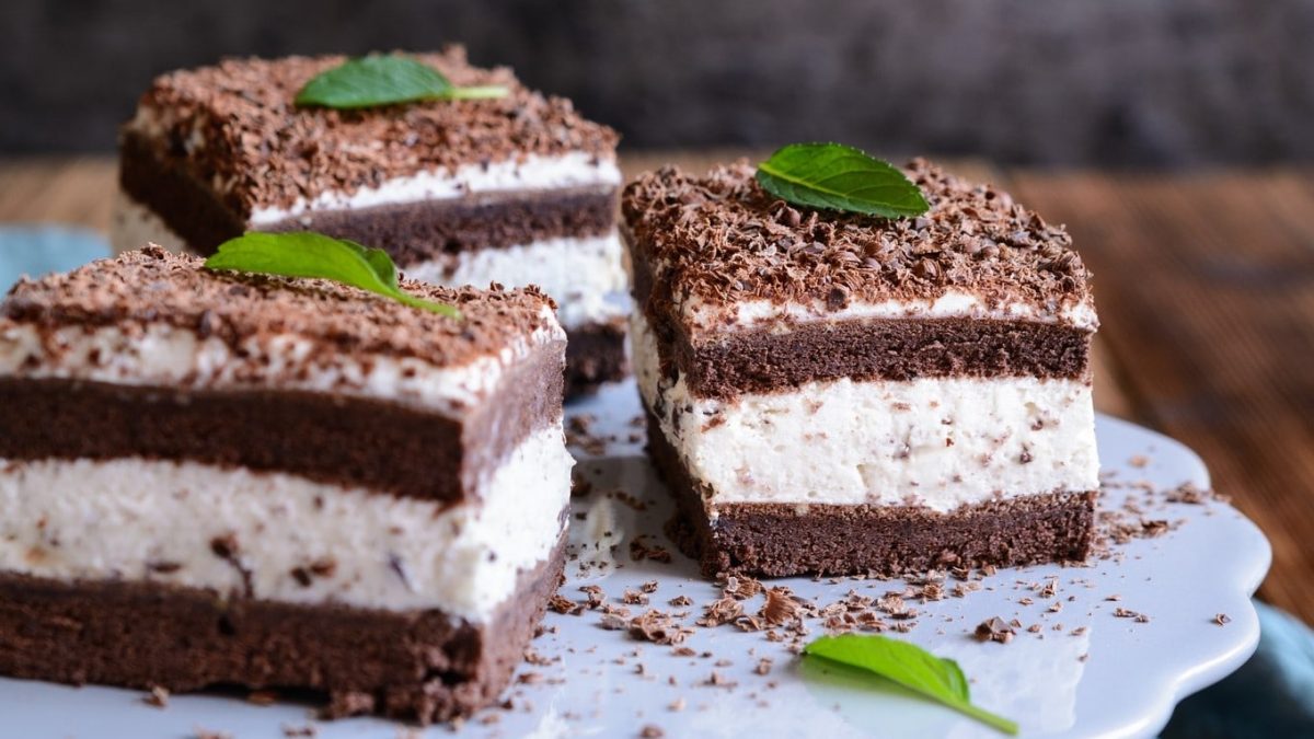 Schokokuchen mit Sahnecreme auf hellem Teller.