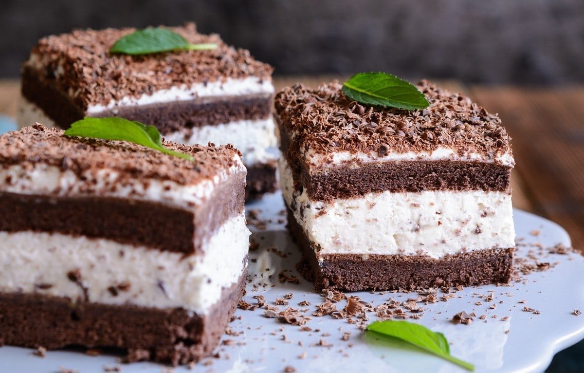 Schokokuchen mit Sahnecreme auf hellem Teller.