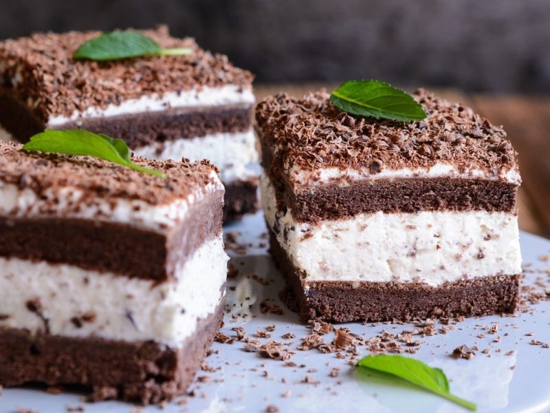 Schokokuchen mit Sahnecreme auf hellem Teller.