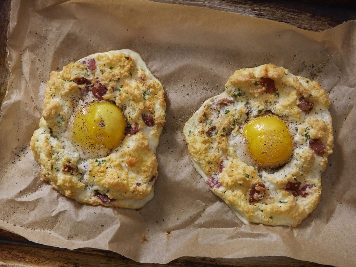 Cloud Eggs auf einem mit Backpapier belegten Blech.