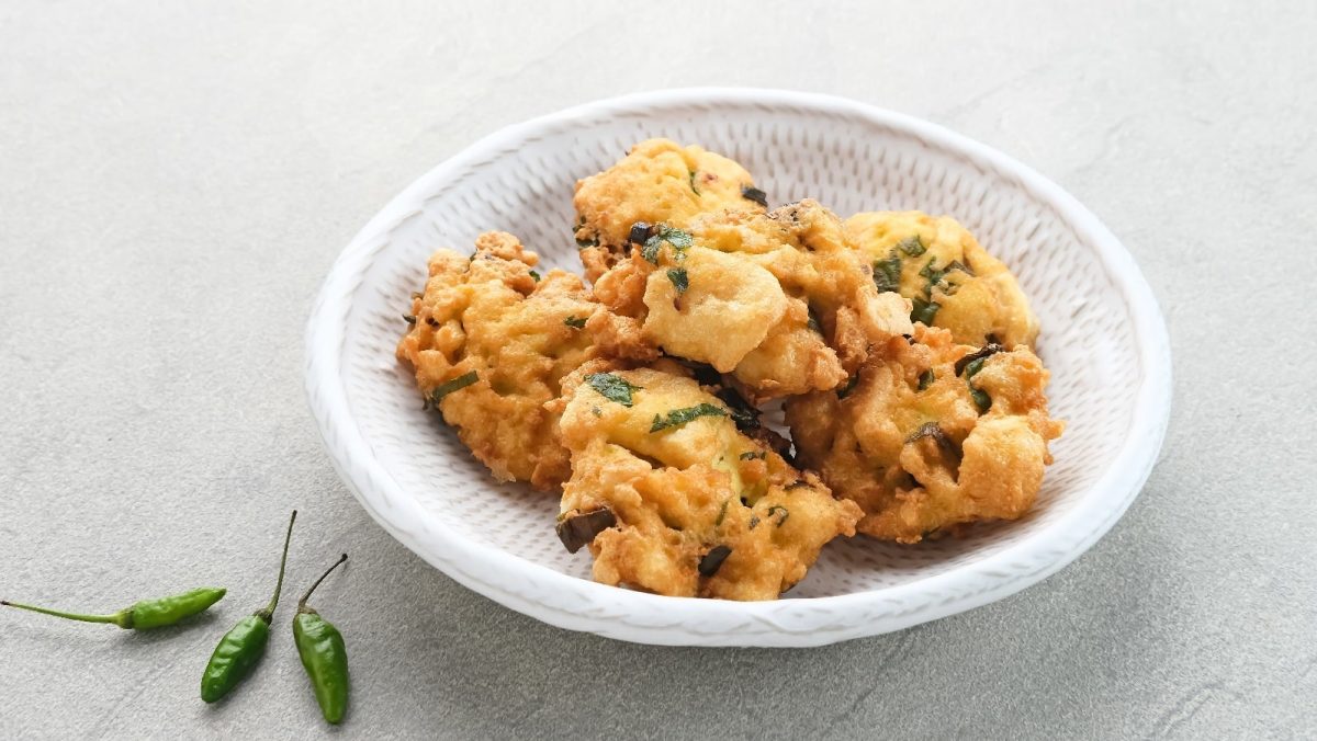 Eine weiße Schüssel mit Perkedel Tahu, frittiertem Tofu.