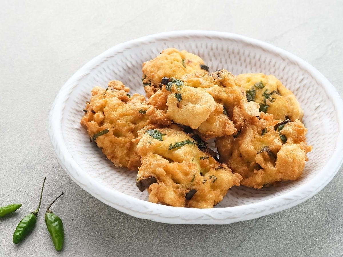 Eine weiße Schüssel mit Perkedel Tahu, frittiertem Tofu.