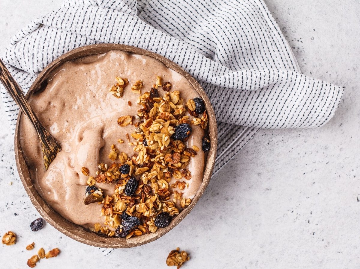 Eine Schoko-Smoothie-Bowl auf einem hellblauen Geschirrtuch