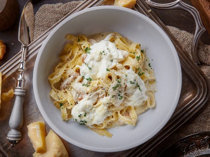 Ein Teller mit Tagliatelle mit Parmesan und Stracciatella