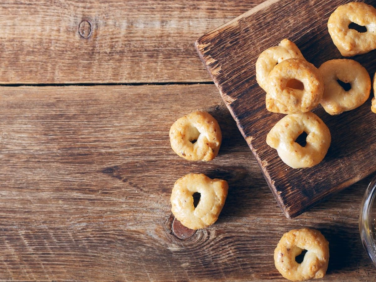 Ein Holzbrett mit Taralli.