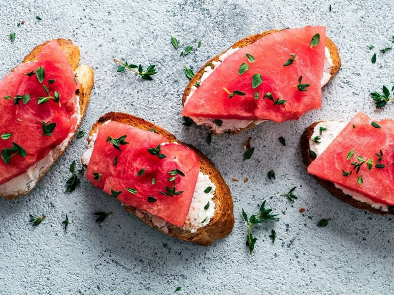 vier Brote mit veganem Thunfisch aus Wassermelone und Frischkäse in der Draufsicht.