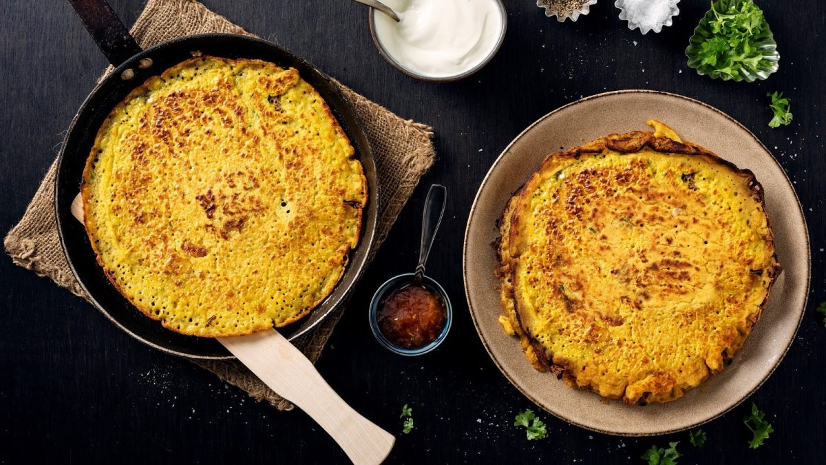 Eine Pfanne und ein Teller mit Rote-Linsen-Pfannkuchen