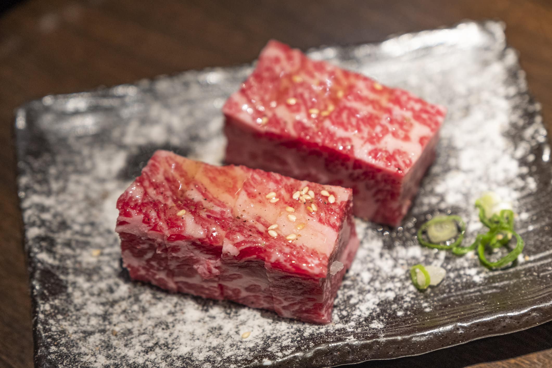 Zwei Stücke Kobe-Rind mit typischer Maserung.