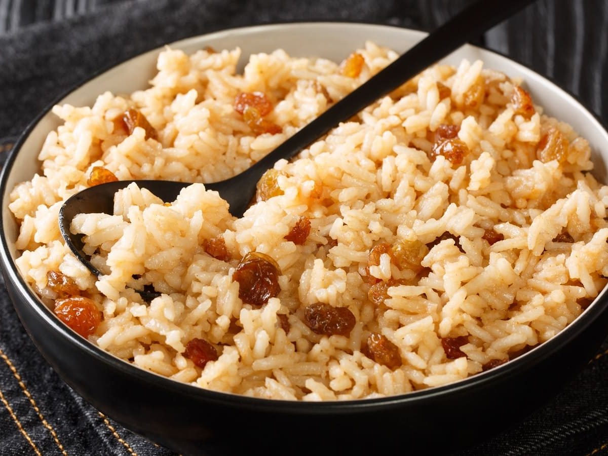 Ein Teller mit Arroz con coco auf dunklem Hintergrund