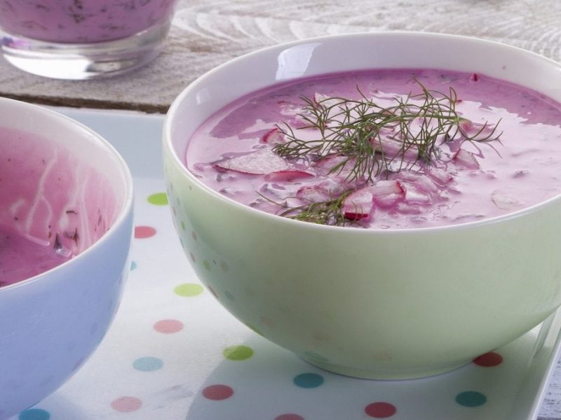 Ein Schüssel mit einer rosa Flüssigkeit steht auf einem hellen Untergrund. Daneben steht eine weiße Schale mit rosa Flüssigkeitsresten.