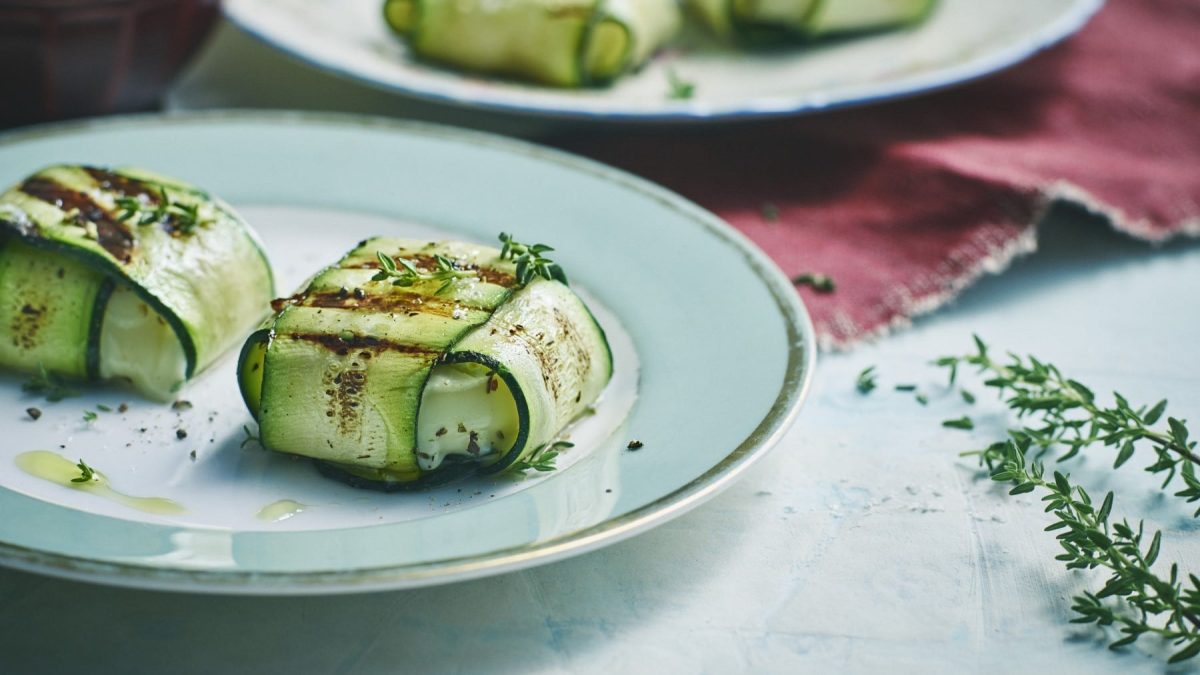 Ein hellblauer Teller mit Zucchini-Ziegenkäse-Päckchen