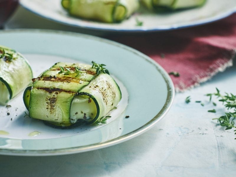 Ein hellblauer Teller mit Zucchini-Ziegenkäse-Päckchen