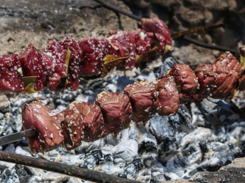 Espetadas Rindersteak-Spieße aus Madeira auf Kohlegrill. Frontalansicht.