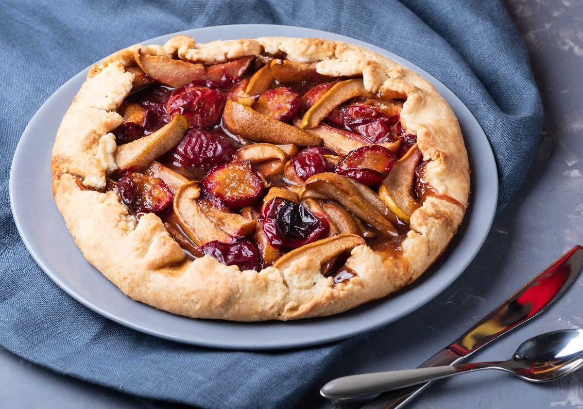 Die Galette auf einem grauen Teller, einer petrol-blauen Tischdecke und einem grau-weiß marmorierten Tisch.