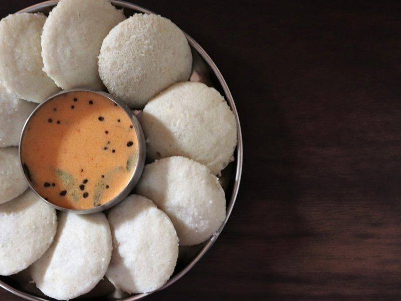 Ein Silbertablett mit Idli und Chutney