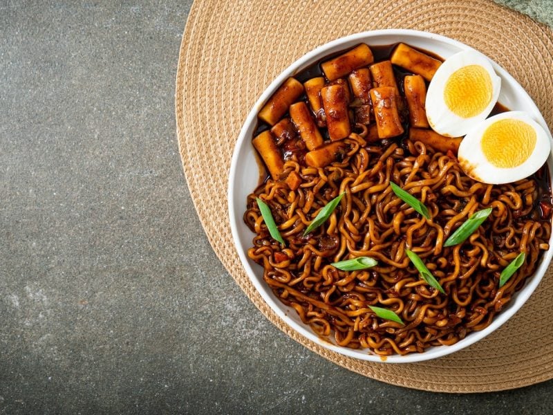 Eine weiße Schüssel mit Jajang Rabokki