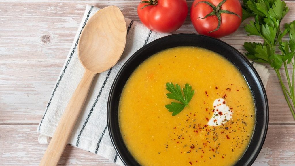 Mercimek çorbasi: Türkische Linsensuppe mit Kreuzkümmel und Joghurt ...