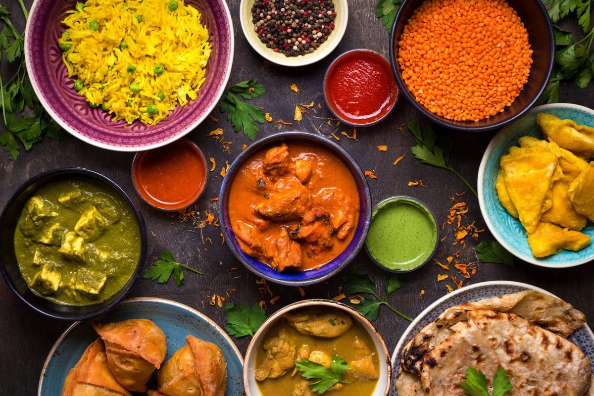 Never Have I Ever: Eine Auswahl verschiedener indischer Gerichte in der Draufsicht.