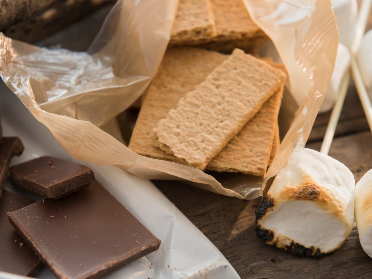 Zutaten für Smores auf dunklem Untergrund. Draufsicht.